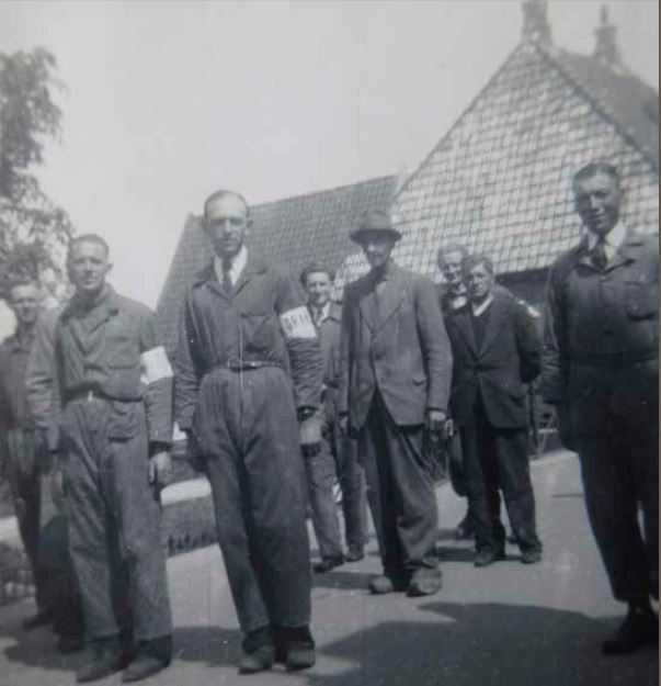 Leden van de NBS afdelling Grootebroek-Lutjebroek lopen in de bevrijdingsoptocht.